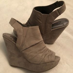 ✨🔥SALE🔥✨ Carlos Santana Gray Suede Wedges